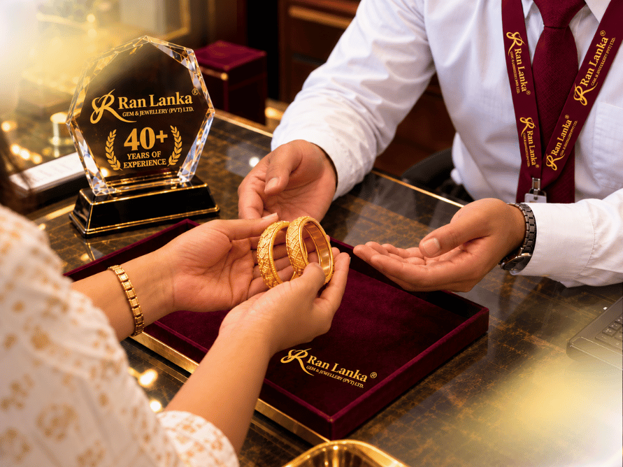 Gold jewellery valuation and cash payment at Ran Lanka
