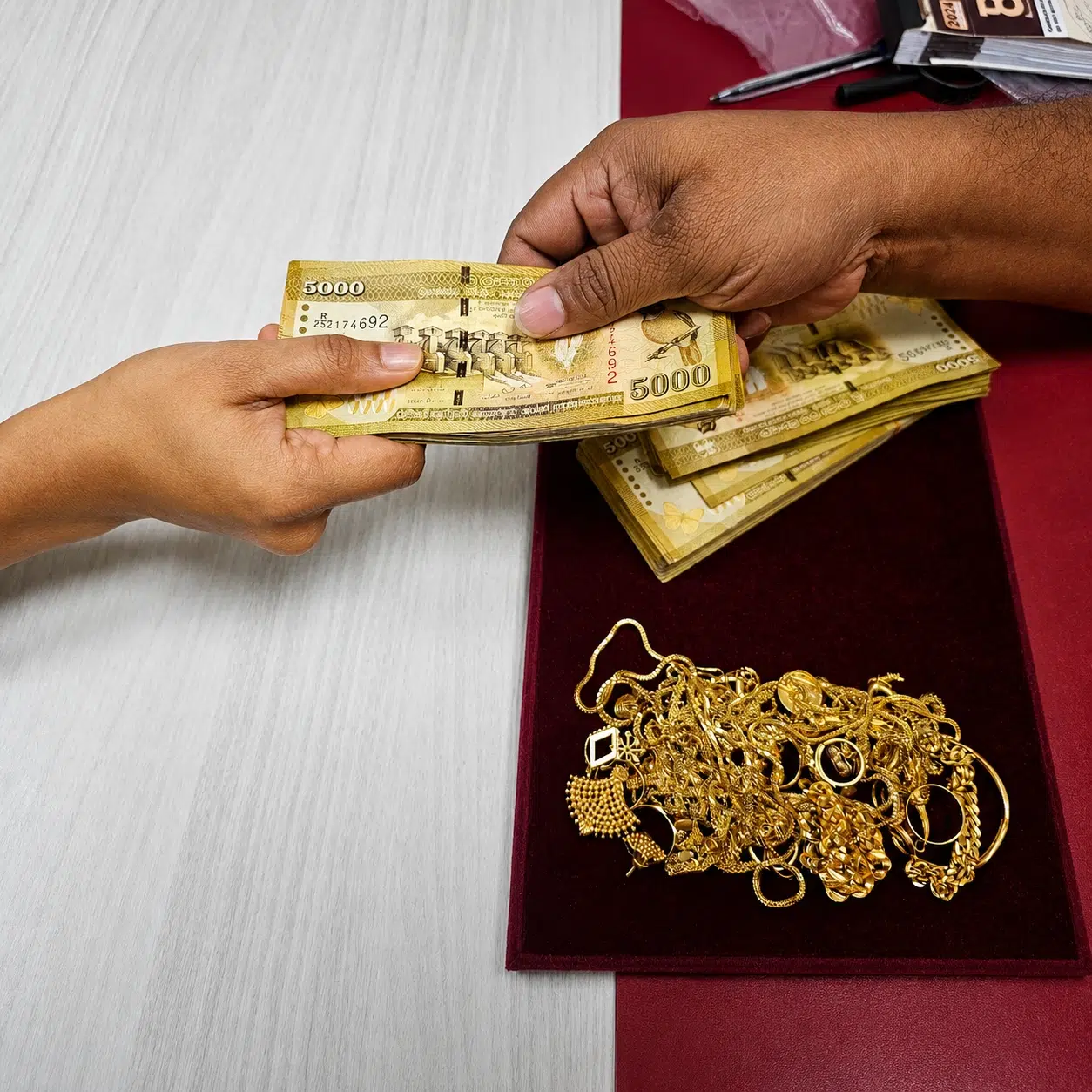 Gold Buyers in Colombo Ran Lanka